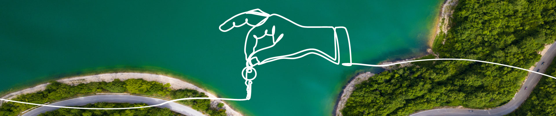 Mano che tiene chiave autoveicolo