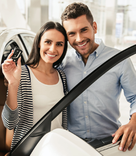 Coppia con macchina acquistata